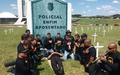 “TEREMOS FARRAPOS HUMANOS TRABALHANDO NA FASE IDOSA DA VIDA NA POLÍCIA FEDERAL E NOS DEMAIS ÓRGÃOS DE SEGURANÇA PÚBLICA”, LAMENTA DIRETORA DA ADPF: Policiais de todo o Brasil fazem manifestação em Bra