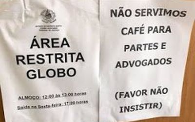 Um aviso deselegante na copa do 9º Juizado Especial Cível de Vitória: o cafezinho proibido