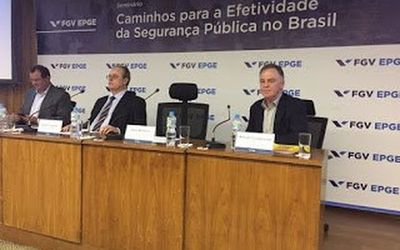 EM PALESTRA NA FGV, RENATO CASAGRANDE LEMBRA QUE DEIXOU A SEGURANÇA PÚBLICA MODERNIZADA, ORGANIZADA E ESTRUTURADA, MAS HOJE O MEDO É PRESENÇA CONSTANTE NO COTIDIANO DAS FAMÍLIAS CAPIXABAS