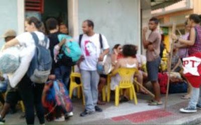 GRUPOS PRÓ-DILMA FAZEM MANIFESTAÇÃO VIOLENTA EM VITÓRIA: Tropa de Choque demora a agir, manifestantes agridem jornalistas e comemoram fim do vandalismo em boteco no Centro