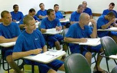 Sistema prisional capixaba é considerado modelo, mas governo corta transporte e inspetores penitenciários, psicólogas, assistentes sociais e educadores são obrigados a se deslocar mais de 30 quilômetr