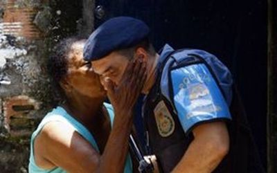 Luta por dignidade: policial militar do Rio ferido depende de "vaquinha" para ter cadeira de rodas