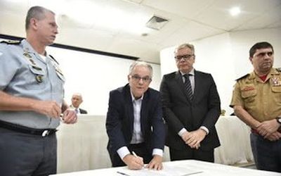 MELHORIA NO ATENDIMENTO DO HOSPITAL ERA UMA DAS REIVINDICAÇÕES DAS LIDERANÇAS DA “GREVE” DOS POLICIAIS: Governador e militares formalizam termo para a reestruturação do HPM