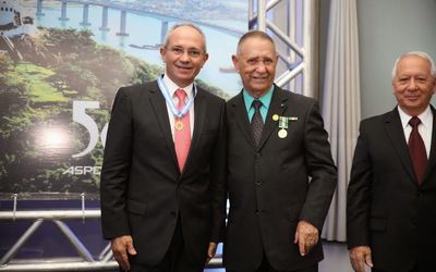 Governador elogia oficiais por discutir ‘segurança pública e defesa social’ e recebe ‘Comenda 50 Anos da Aspomires’
