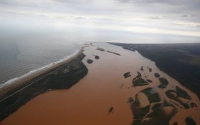 MINERADORA TENTA SUSPENDER PROCESSO, MAS JUIZ FEDERAL MANTÉM AÇÃO E INTIMA TODO MUNDO PARA AUDIÊNCIA PÚBLICA ESPECIAL: Samarco chama de “pluma de turbidez” avalanche de lama de minério que matou o Rio