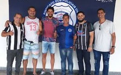 Loco Abreu treina no campo do Sindipol e faz a alegria dos torcedores