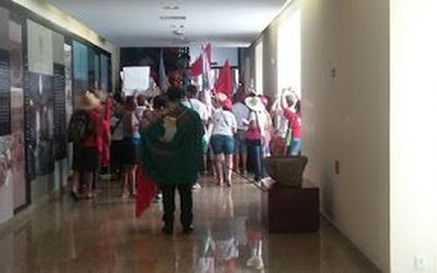MST invade o Palácio Anchieta