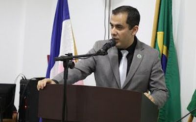 DEPUTADO, QUE DESRESPEITOU A PM E TRATOU COM IRONIA SOLDADO EXECUTADO POR TRAFICANTES, RECEBEU HOMENAGEM DA PRESIDÊNCIA DA CÂMARA MUNICIPAL DE VIANA: Amaro Neto “foge” antes de ser “sapecado” pelo ver