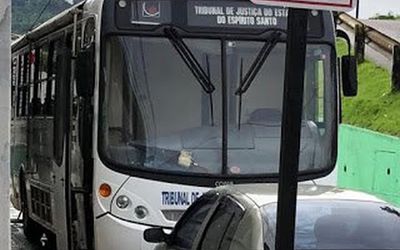 Falta de estrutura do Fórum de Fundão obriga Corregedoria do Tribunal de Justiça a realizar trabalho de correição dentro de ônibus