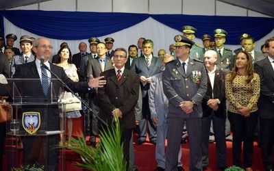 Tropa ignora ‘ordem’ do governador e faz protesto silencioso por duas vezes diante grito de ‘Viva a Polícia Militar do Espírito Santo’ feito por Paulo Hartung em solenidade dos 180 anos da corporação