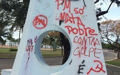 MANIFESTANTES EM FAVOR DA DILMA E DO PT ATACARAM MONUMENTO EM HOMENAGEM À POLÍCIA MILITAR: “A democracia é o respeito de se conviver com as diferenças e as oposições”, afirma presidente do Clube dos O