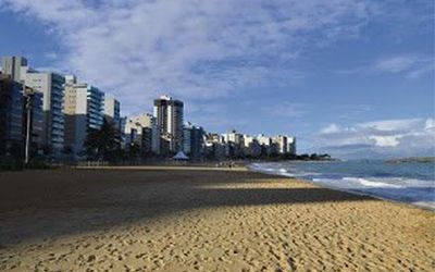 Justiça acolhe pedido do Ministério Público Federal e proíbe a Prefeitura de Vila Velha de autorizar construções de prédios que façam sombra na praia até 17 horas