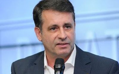 Justiça julga improcedente queixa crime do prefeito de Vitória contra advogado que o criticou nas redes sociais