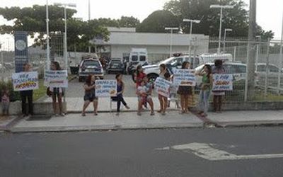 FAMÍLIAS DE MILITARES FAZEM PROTESTO POR MELHORES SALÁRIOS NO ESPÍRITO SANTO: Soldado capixaba tem o pior salário do País e associações de classe pedem reunião  urgente com o governador