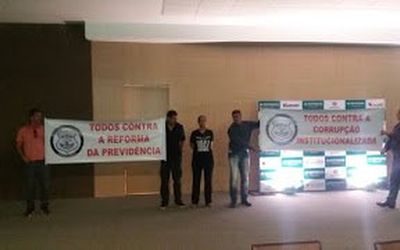 Sindipol/ES faz protesto em debate sobre Reforma da Previdência