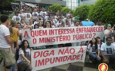 Membros do Ministério Público e da Magistratura realizam manifestação e são aplaudidos pela população na Praça do Papa