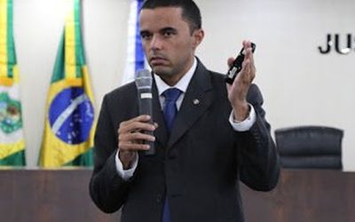 Em artigo, promotor de Justiça afirma que “onde o Estado não se faz presente, criminalidade dita as regras e os chefes do crime se tornam o ideal de vida a ser alcançado pelos jovens”