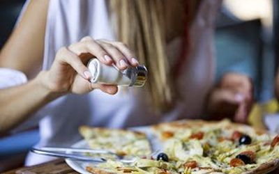 Hartung sanciona lei que proíbe bares, restaurantes e lanchonetes manterem vasilhas de sal em mesas e balcão no Espírito Santo