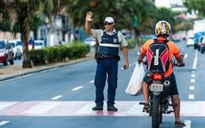 NOVO SISTEMA VAI PERMITIR AGENTES DE TRÂNSITO A IDENTIFICAR VEÍCULOS ROUBADOS: Vitória vai aposentar blocos de papel e usar Talonário Eletrônico para multar motoristas e motociclistas infratores