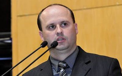 HENRIQUE VARGAS, VON ROMMEL E LUIZ PEREIRA SÃO ACUSADOS DE USAR RECURSOS PÚBLICOS EM OBRA PARTICULAR: Justiça acolhe pedido do Ministério Público e bloqueia bens do prefeito de São Gabriel da Palha e 