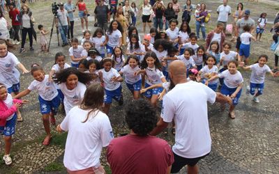 Projeto ‘Todos pela Natação: Só Para Elas’ é lançado com entrega de materiais para as jovens atletas