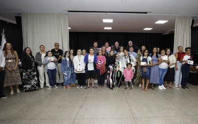 Emoção marca entrega de óculos inteligentes para alunos com deficiência visual no Espírito Santo