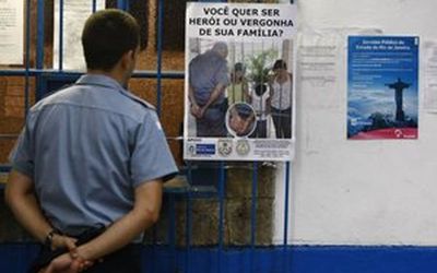 PM do Rio espalha cartazes para combater desvios de conduta de policiais