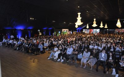 Estudantes se reúnem no 'II Fórum Educacional de Potencialidades do Amanhã' para aprender sobre carreiras e tendências para o futuro