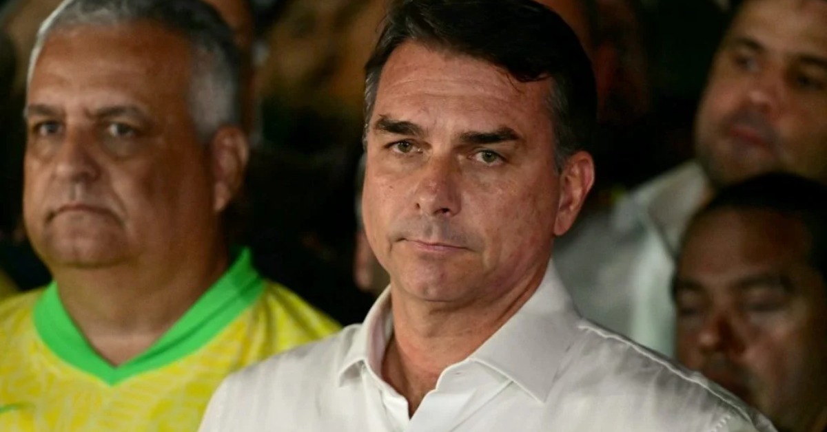 Moraes manda Polícia Federal recolher passaporte de Flávio Bolsonaro