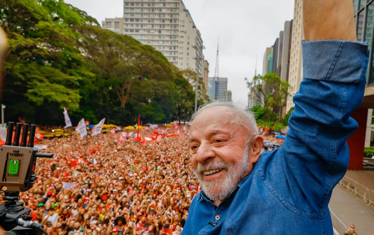 Fim da escala 6x1: Lula comemora aprovação no Congresso; Flávio Bolsonaro vota a favor, mas vai mudar a lei de novo se for eleito presidente