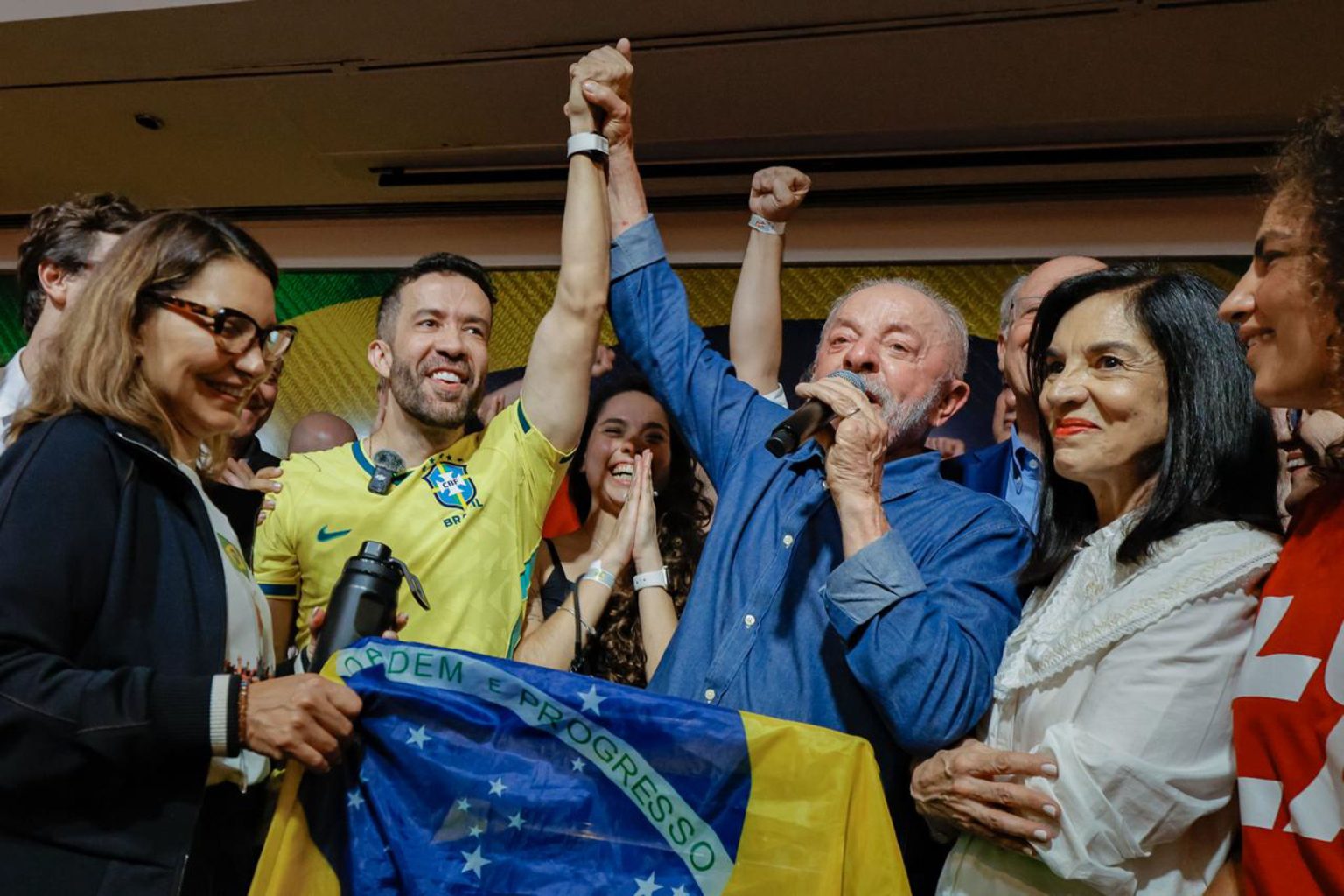 Em virada histórica, Lula consegue o 4º mandato e agradece ao ‘exército da democracia’