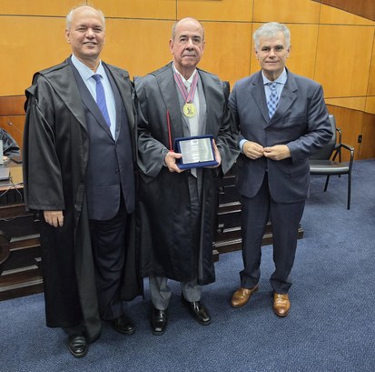 Vice-presidente e corregedor do TRE-ES recebe a Comenda do Mérito Acadêmico Desembargador Lúcio Vasconcellos de Oliveira