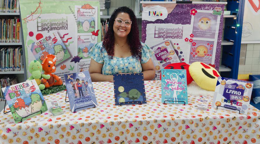 Ex-aluna da rede agora é escritora e bibliotecária da escola onde estudou