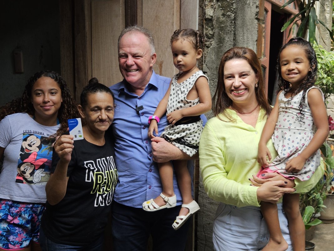 Casagrande visita famílias na Grande São Pedro e entrega primeiros cartões do Vale Gás Capixaba à população