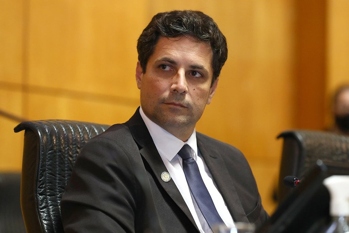 Justiça obriga deputado Carlos Von e portal de notícias a retirarem do ar fake news sobre presidente do Bandes