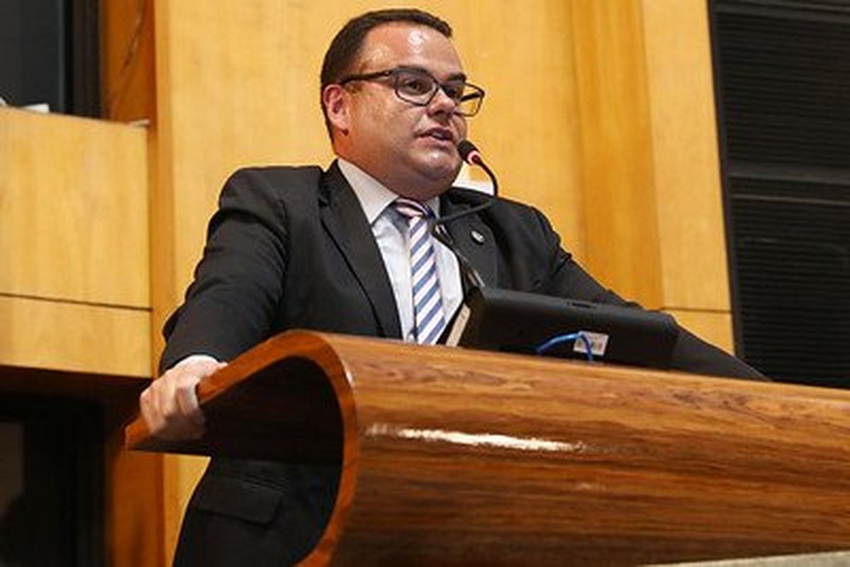 ‘VAI ENTRAR PARA A HISTÓRIA DO ESPÍRITO SANTO’, DIZ DENNINHO: ‘PL 3017’ aprovado pela Assembleia é mais um compromisso cumprido por Casagrande com as forças de segurança