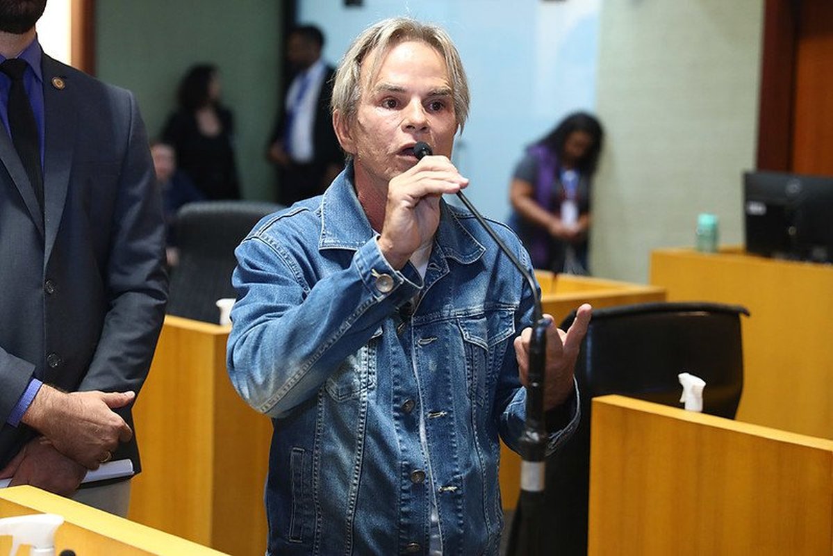 Alguém assiste a uma missa ou culto dentro de Igreja vestido de biquíni ou sunga de praia?