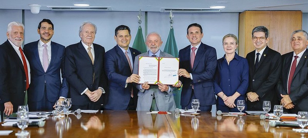 Lula entrega PEC da Segurança Pública ao Congresso; Motta garante celeridade na análise da proposta