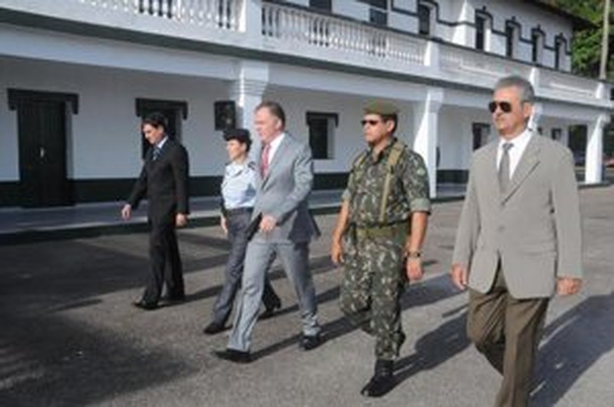 Exército homenageia governador Renato Casagrande
