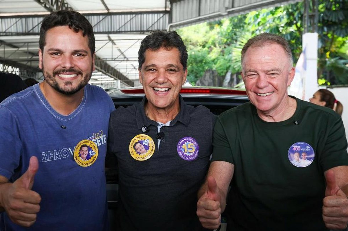 Aprovado por 76% dos capixabas e líder absoluto nas pesquisas, Ricardo Ferraço pode ser reeleito no 1º turno, afirma revista Veja