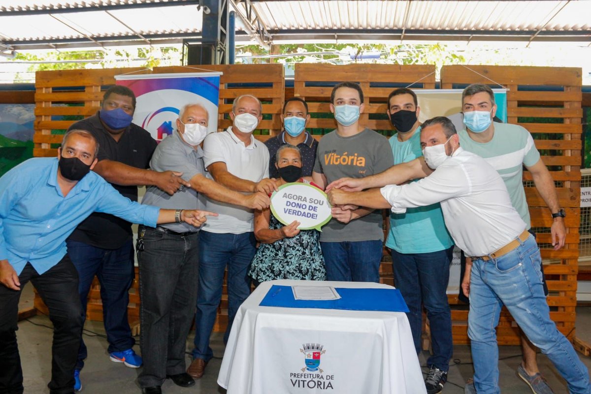 Presidente da Assembleia Legislativa  participa de entrega de títulos de regularização fundiária a moradores de Vitória