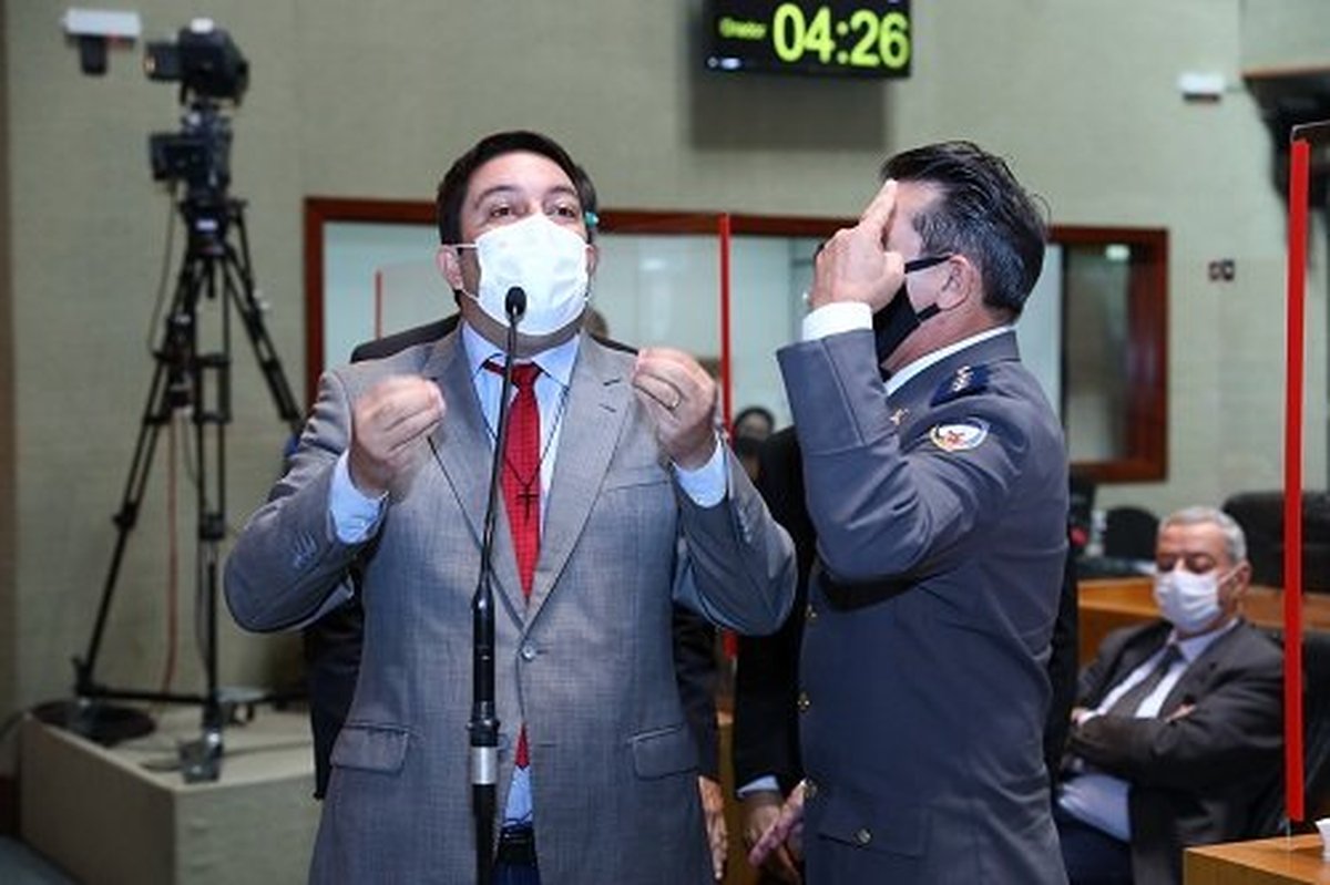 Capitão Assumção aponta o dedo para deputado Bruno Lamas, que reage: “A sua farda não me mete medo”