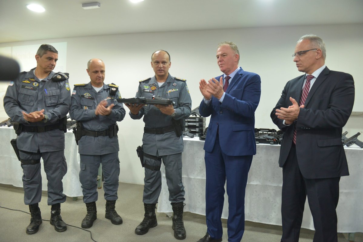Governador agradece forças de segurança por queda da violência e diz que polícia é que tem de usar armas