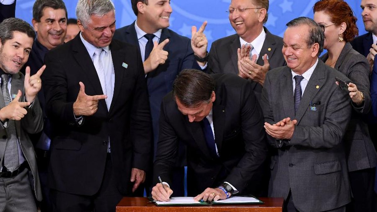 Decreto de Bolsonaro dá direito a porte de arma a políticos e jornalistas