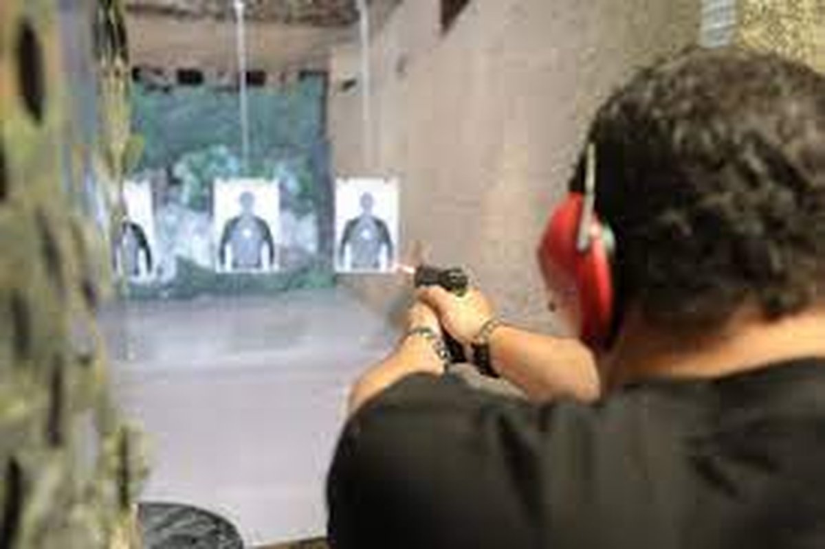 Farra das armas de Bolsonaro concedeu registros de armas para traficantes, assassinos, agressores de mulheres, presidiários e até para pessoas mortas