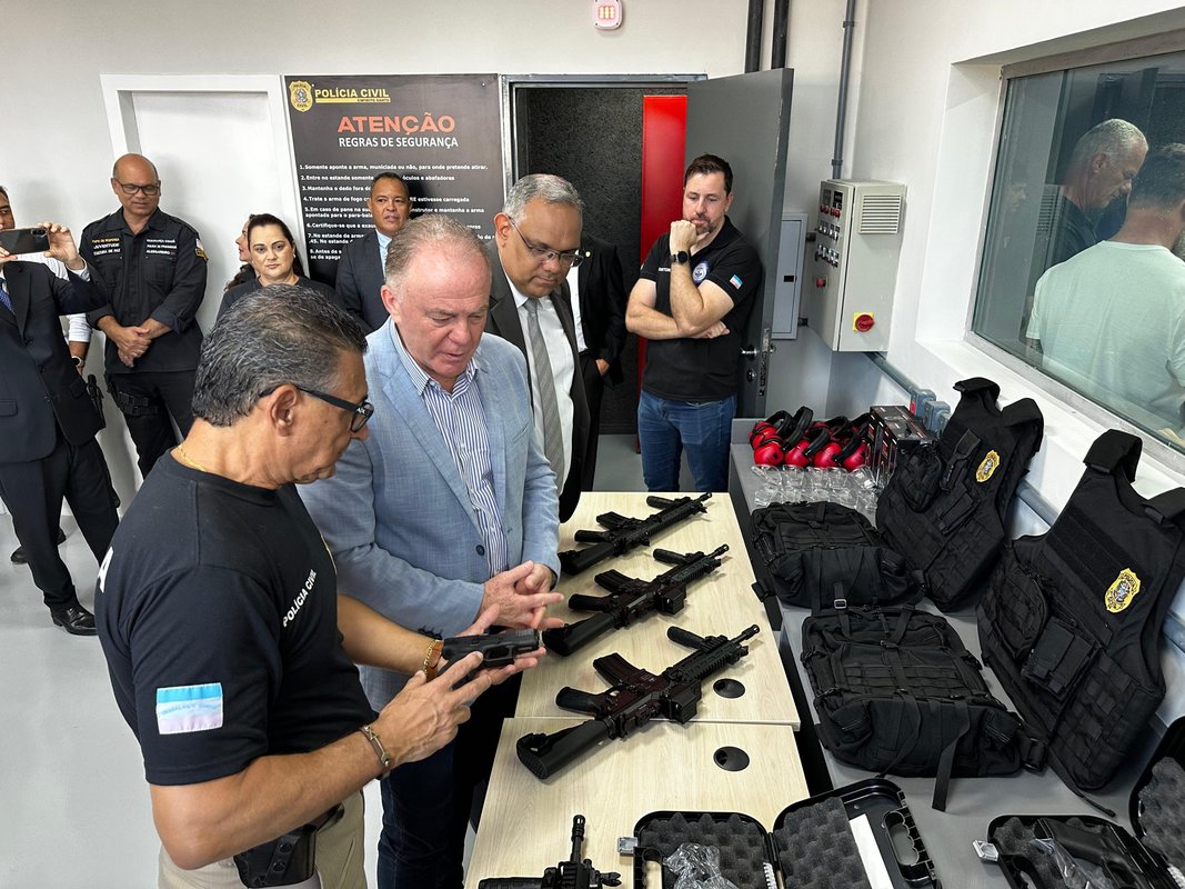 Governador entrega novas armas e viaturas à Polícia Civil e agradece policiais pela redução da criminalidade
