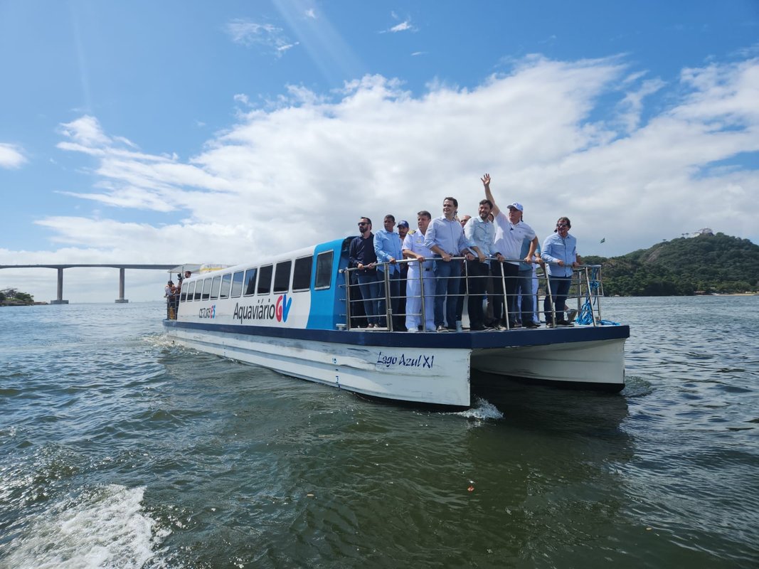 Governador acompanha teste da embarcação do novo Aquaviário e aprova o sistema, que começa a funcionar em maio