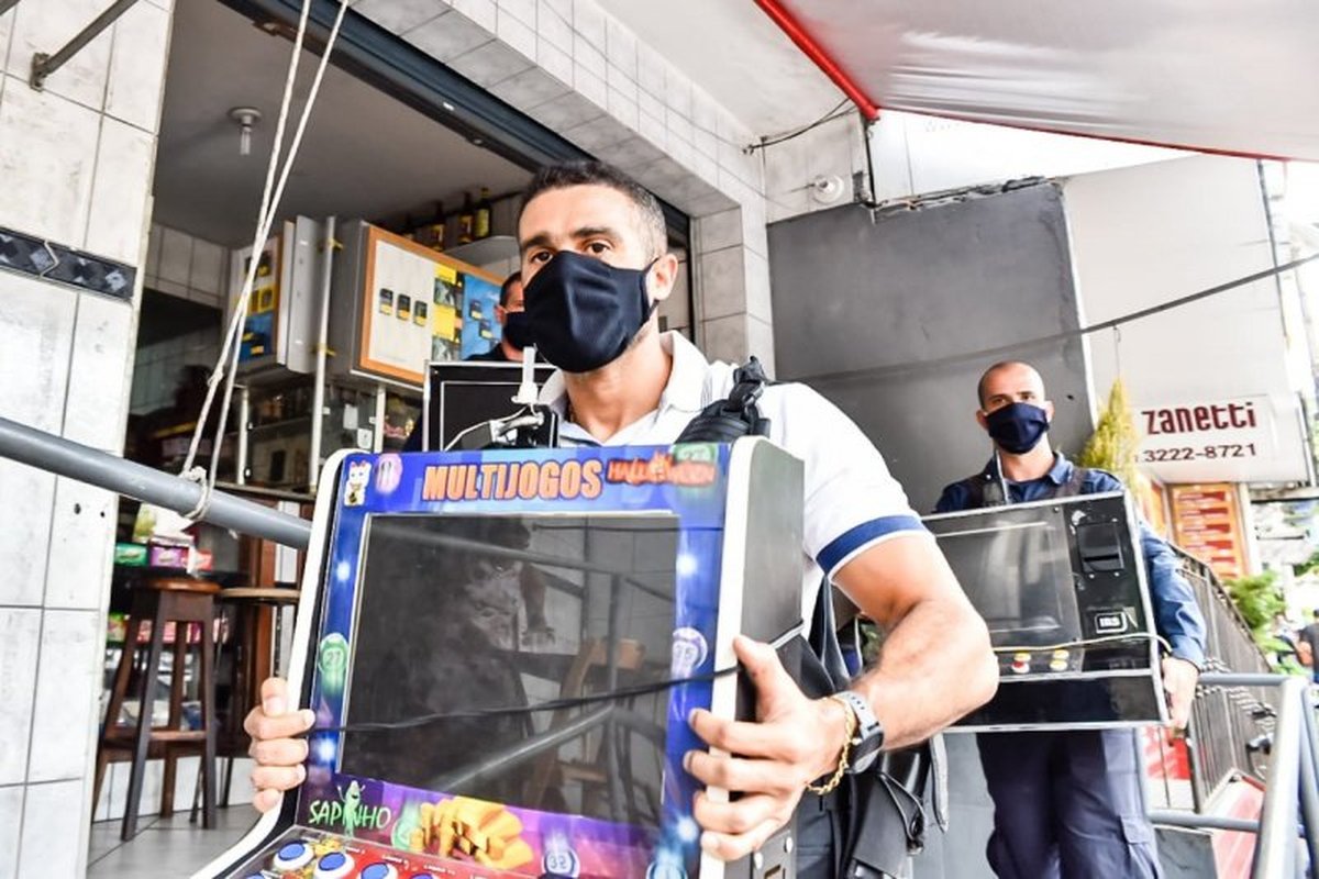 Prefeito de Vitória faz operação contra o jogo do bicho e máquinas caça-níqueis