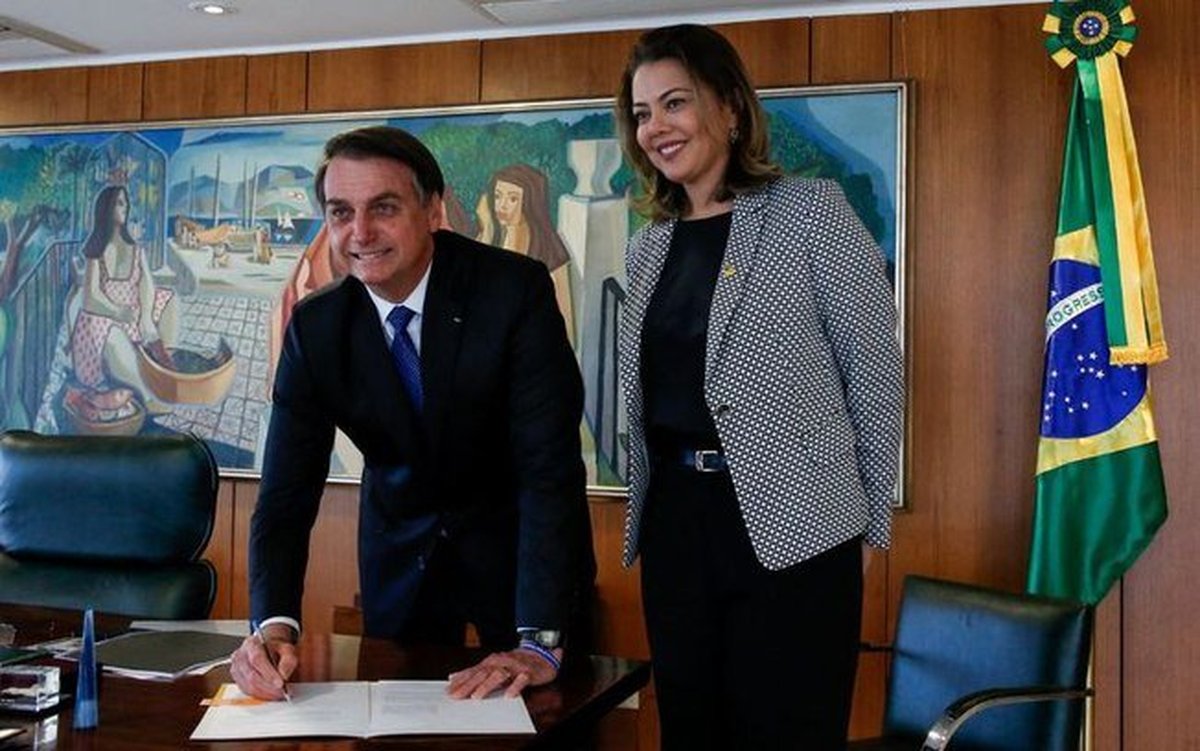 Bolsonaro sanciona lei que permite a policiais conceder medida protetiva a vítima de violência doméstica