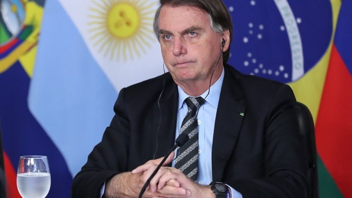 Pressão e ameaças dos EUA teriam feito Bolsonaro passar a aceitar a vacina contra Covid-19